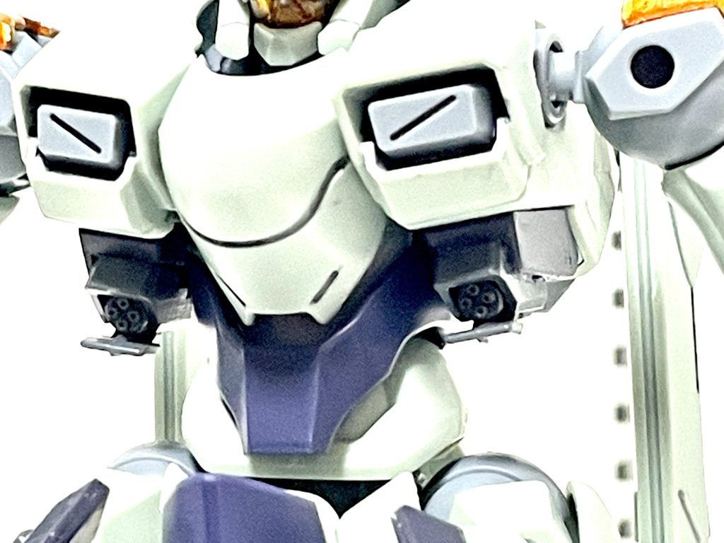 ◆内蔵火器として両脇下にビームマシンガンを備えている。これだけでも航空戦闘機には充分な威力だった。