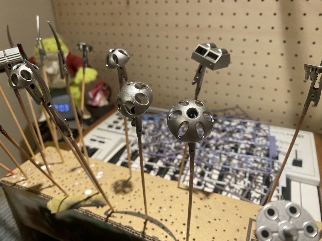 シルバーは黒下地の上にチタンを吹いてみました。