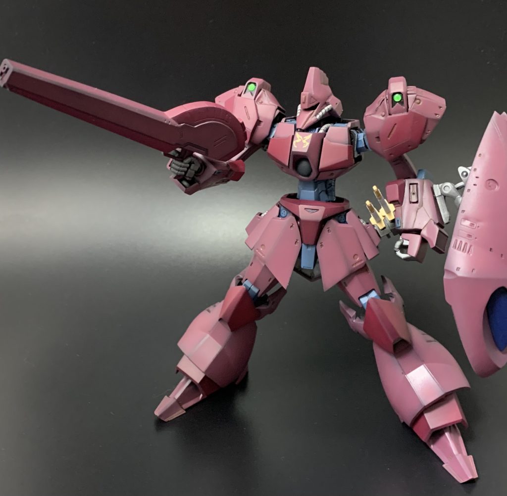 前回のガルバルディでは似たパーツが無くてあくまでぽいもので済ませてしまったライフル。今回はリベンジなので思い切ってプラ板でスクラッチした。このライフル持ってると、永野護版のガルバルディだ!って感じがします。