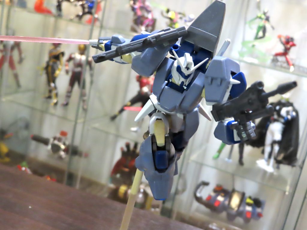 膝、肘の関節は力強く見えるよう、太くしました。