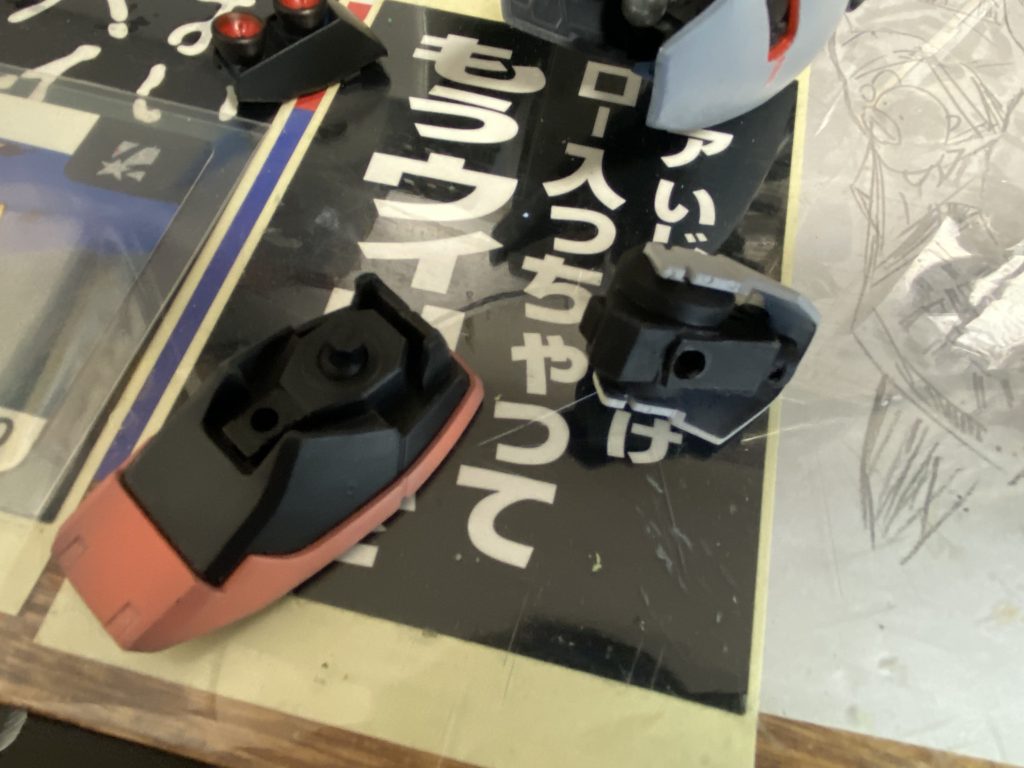 Fbの足首関節はそのままではカトキガンダムの脚と接続出来ないので改造しとります。どーせ見えないので手抜き工事笑笑