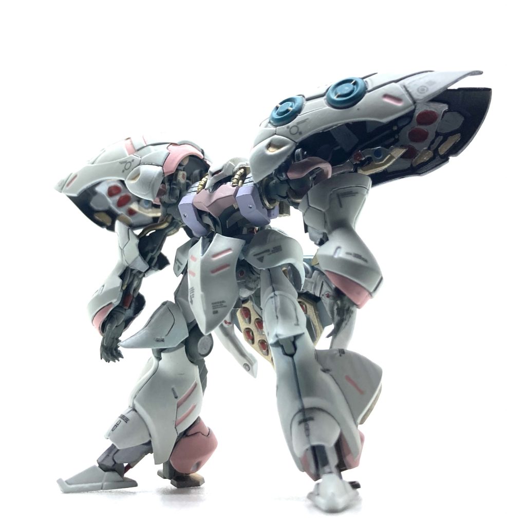 キュベレイは比較的部品が大きいので、エアブラシ&マスキング塗装もなんとか出来ました。