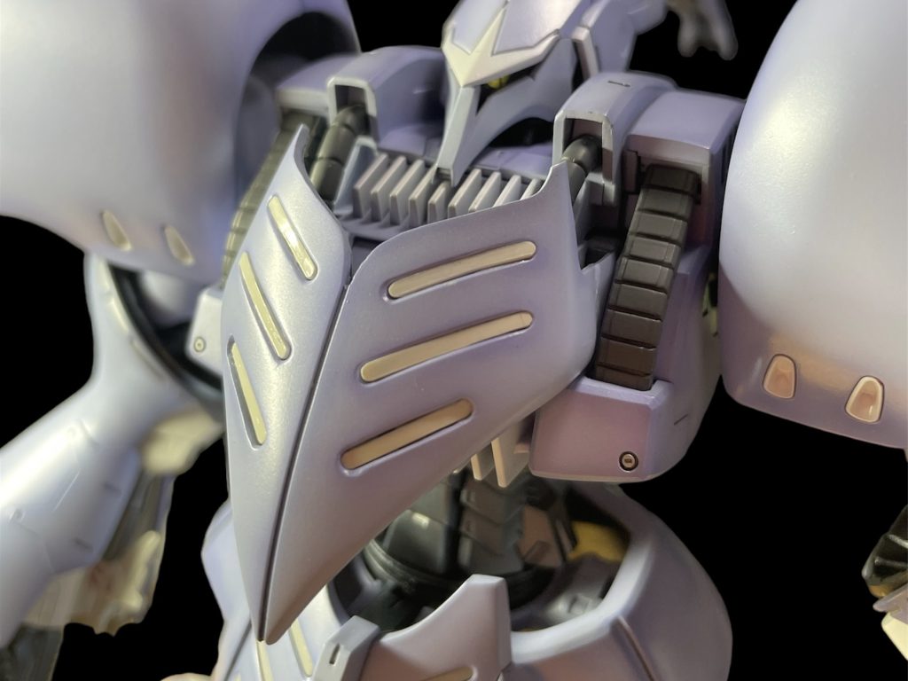 蛇腹が短く感じたので、腰と蛇腹の間に厚3ミリぐらいのスペーサーを作って延長してます。また余剰パーツを使って胸部装甲を大型化、デザインを揃えてみました。インパクトあると思います。