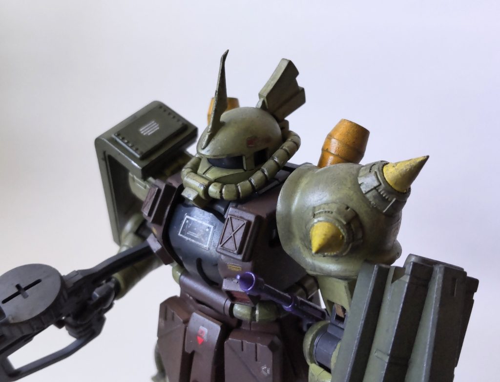 頭はビルダーズパーツのツノとゲルググの余ったトサカを付けたら意外にアリでした。ショルダースパイクもビルダーズに変更!頭のトサカでどことなくR-3な雰囲気もありますね。