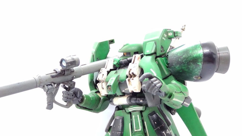 ラップ塗装いいですよね……。塗りながら「全体はベタ塗りなのに肩だけラップ塗装は不自然?」とも思いましたが、つや消しを全体にはしっかり、肩は少しだけ…と偏向でかけたらいい感じに仕上がりました。