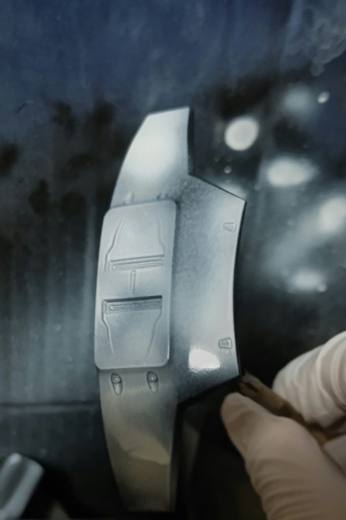 続いて白を塗りまして、こう、いい感じに黒を残していこうという意志は感じますが、このあと偏光カラー吹付けで白が溶けます。もっと、あれだなー、遠くからちょっとずつ吹くとか、溶剤少なくするとかすればキレイに仕上がった気がします。