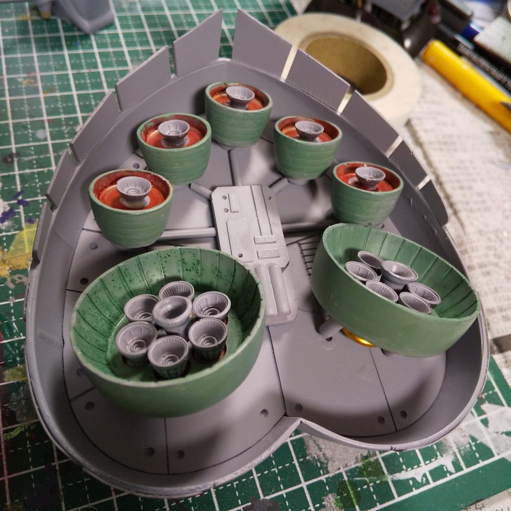 スカート内もこちょこちょと…