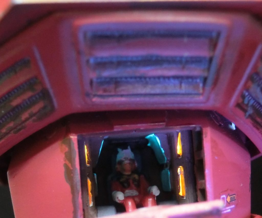 Ver.1のコクピットは変なところが開閉します。内部は蛍光塗料にて塗装。ブルーライトで照らしています。