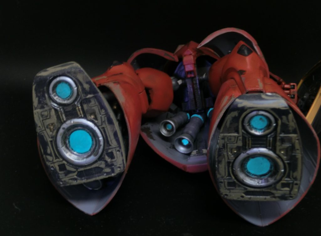 足の裏やスカート内バーニアも蛍光塗料にて発光