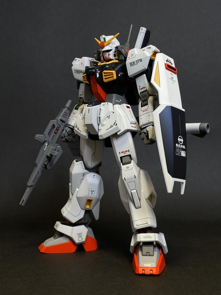 今回の作成テーマは、プロポーションの変更です。初のプロポーション変更は、Twitterで見つけた改修方法を参考に(すみません。どなたの手法か探したのですが、見つかりませんでした)、主に腰部と脚部の延長により、寸詰まり体型をすこしでもスタイル良くしてあげるイメージでやっていきます。両上腕部1ミリ延長腰部 2ミリ延長大腿部 3ミリ延長足部両側1ミリ幅増頭部前後0.5ミリ延長頭部、腕部、足部は好みの問題ですね笑MarkIIの顔が、少しブサイクに見えたので、少しでもカッコよくしたくて、ヒサシを厚くしたり、顔パーツを奥に押し込んだり工夫してます。腕部は下半身を縦に伸ばしたことなどのバランスの問題から、上腕部を延長してみました。足部も縦に伸びた体型から、少し幅増ししてバランスをとりました。もう少しディテールを追加してもよかったなぁ。