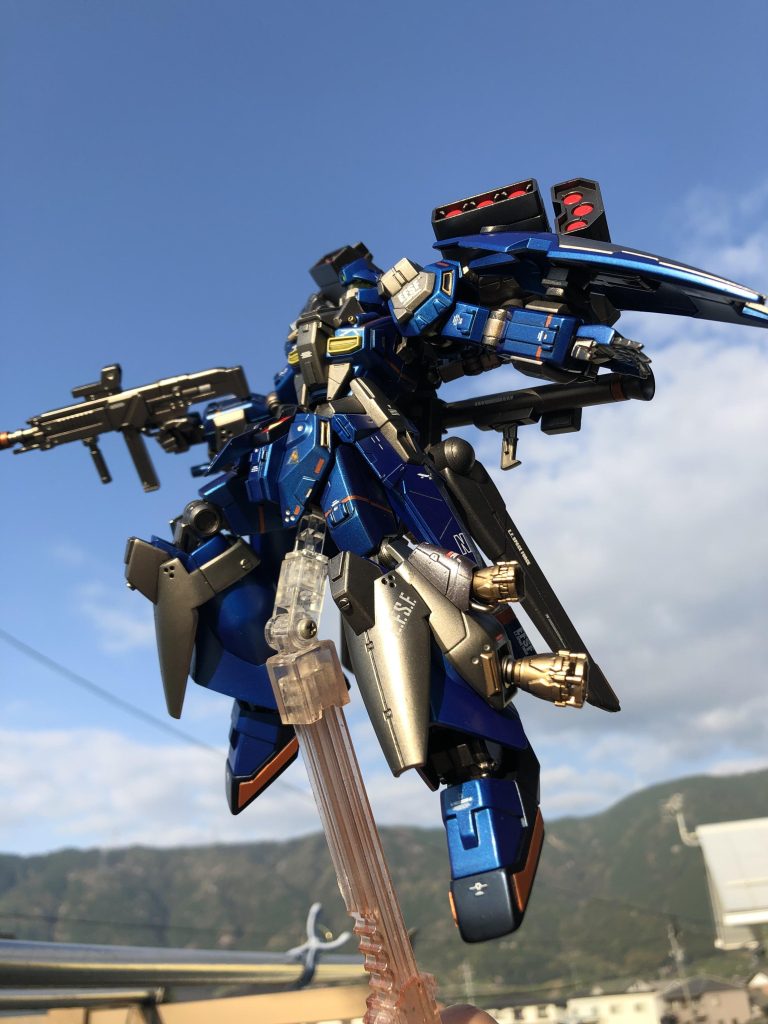 ラストは屋外で。その機体は　まるで身をよじるように　宙を舞うと言う。以上悪魔のスタークジェガンでした😊最後まで見てくれてありがとう。！キットが売って無い、部品が無い、デカールも売って無いで、着手から４か月かかってしまった😥