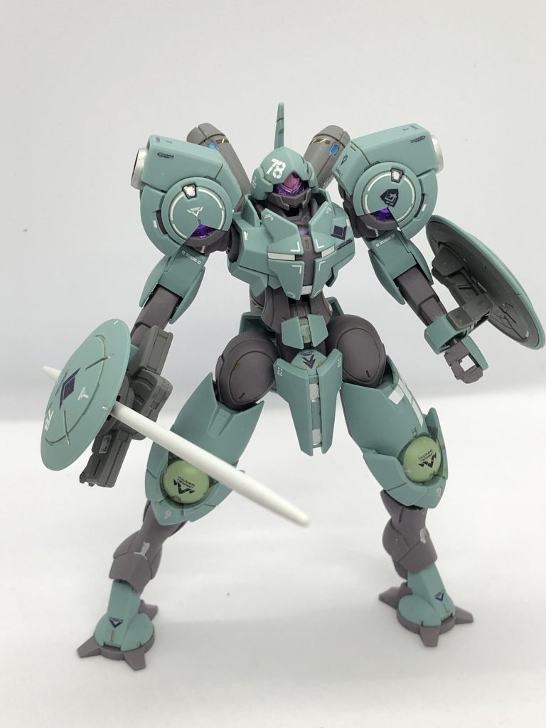 正面から。 顔だけならデスアーミーっぽいですね。脚首の可動が非常に良く、どんなポーズでも割と綺麗に接地してくれるので飾りやすいです。