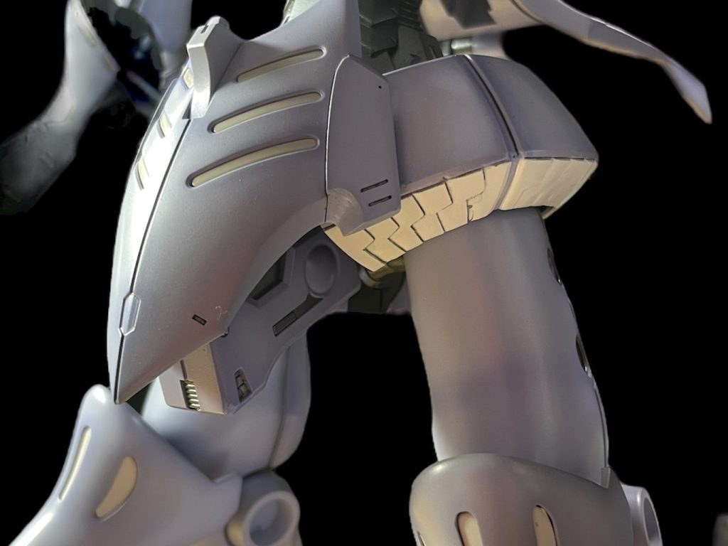 腰サイドアーマー下側が寂しかったので、MHのようなディテールを入れました。割とお気に入りです。