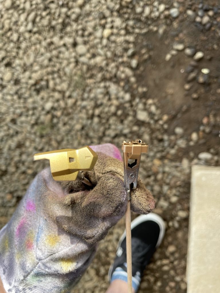 こちらが、右側がレッドゴールドのみ、左側がクリアゴールドを上から吹いたパーツの見比べになります!やはり違いますよね、左側の方がテカリもあるし、重厚感もあるような感じに仕上がりました!やってみようの精神でたまたまクリアゴールド吹いたらビビッときたのでこれだー!と思って全部やりました^_^