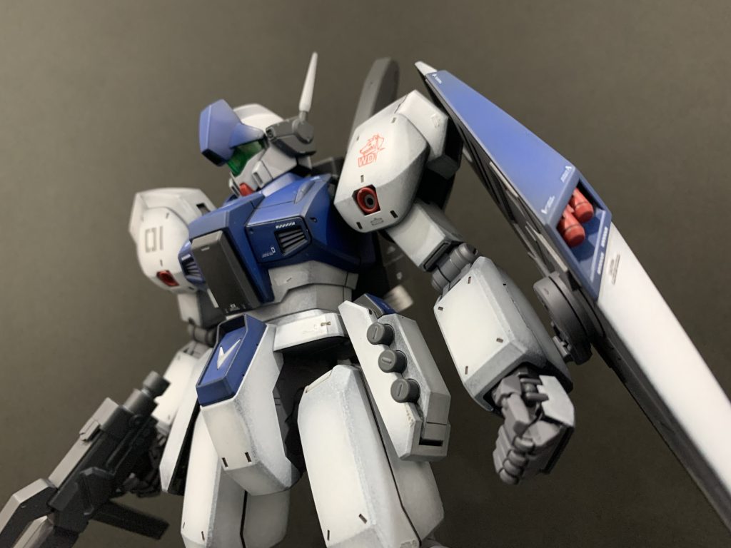 やられ役で名高いジェガンですが、逆シャア当時は最新鋭機ですし、ロンドベルにも幾らかエースパイロットはいただろう、という事でレイヤーさんのパーソナルカラー？に塗りました。アオリ写真が意外と様になっててこのショットは気に入ってます。