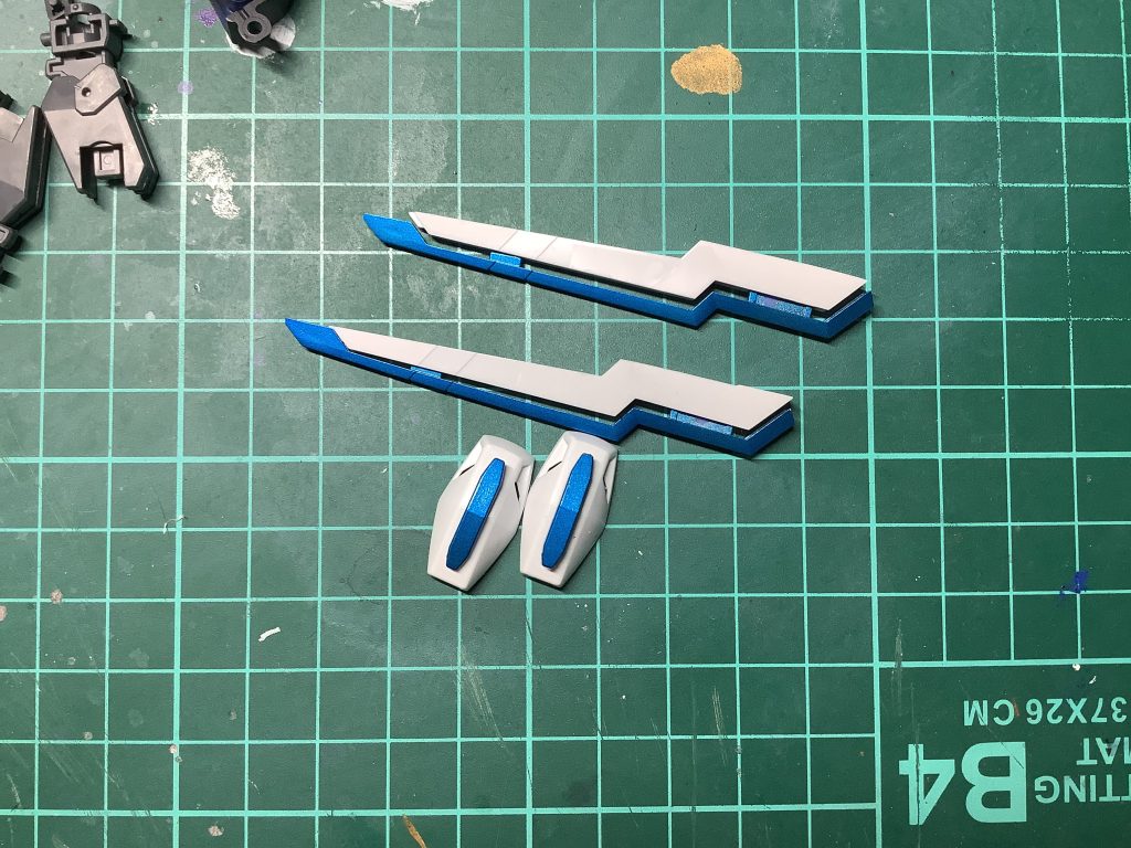 青い部分はメタリックカラーの上からつや消しを吹くことで目立ちすひないようにしています。