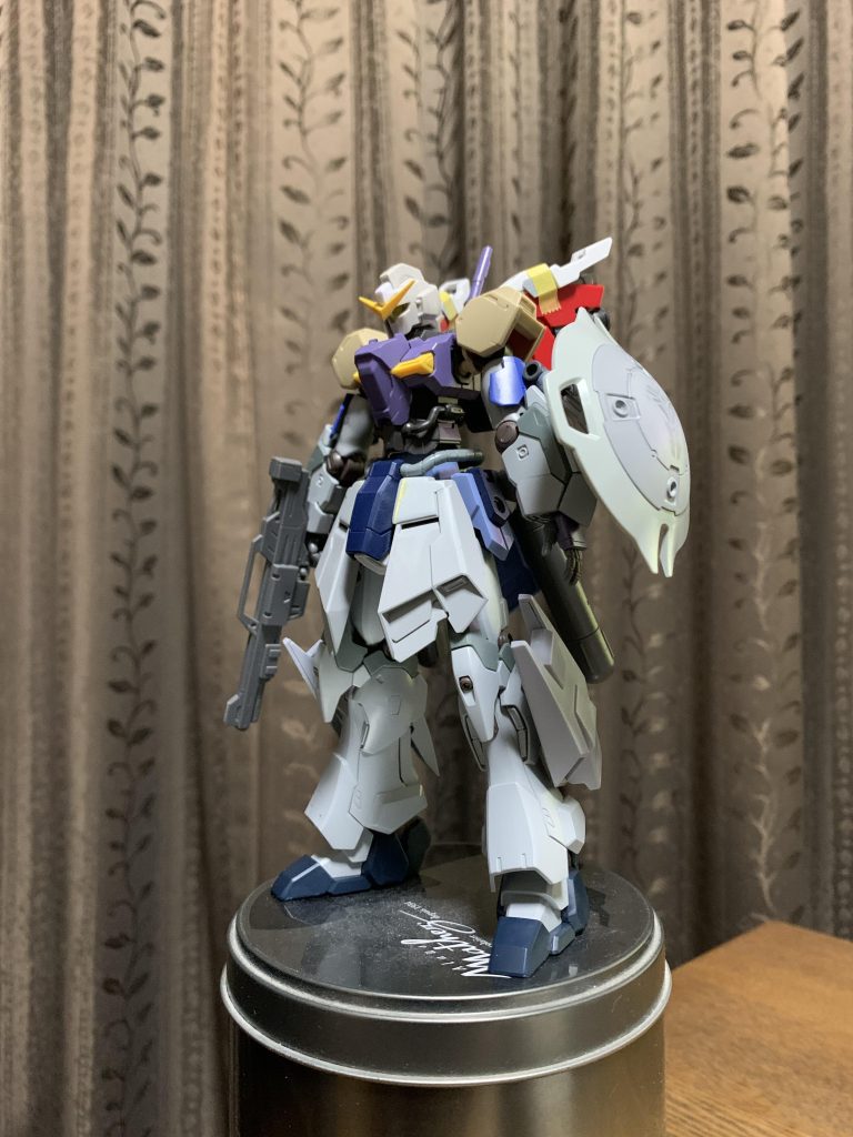 リゼルの頭部に何かしらのV字アンテナを付けてガンダム寄りに。バックパックにはサザビーやシナンジュに雰囲気を近づけたくてリボーンズガンダムのパーツを付けてみました。バルギルのファンネルをそのまま使いたくはなかったので。