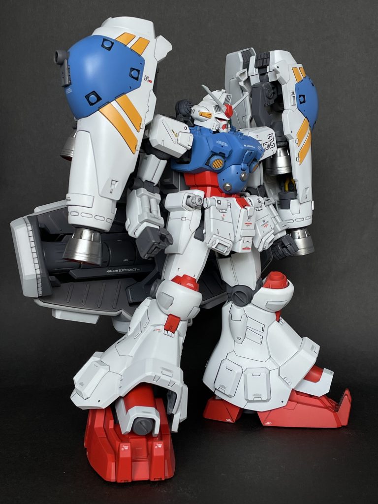 右側面スタイルは決して良い方ではないのです笑腰部が寸詰まりな感じ。よく言えば無骨。でドム体型です笑独特の雰囲気をフルに活かして、末広がりのA型のスタイル(正面から見て足元が広がっているという意味。決して血液型ではない)に近づけたかったのでした。だからというわけではありませんが、肩部のフレキシブルスラスターバインダーの接続部を上下に伸ばしてアクセントつけてみました。この方がスタイリッシュです😏