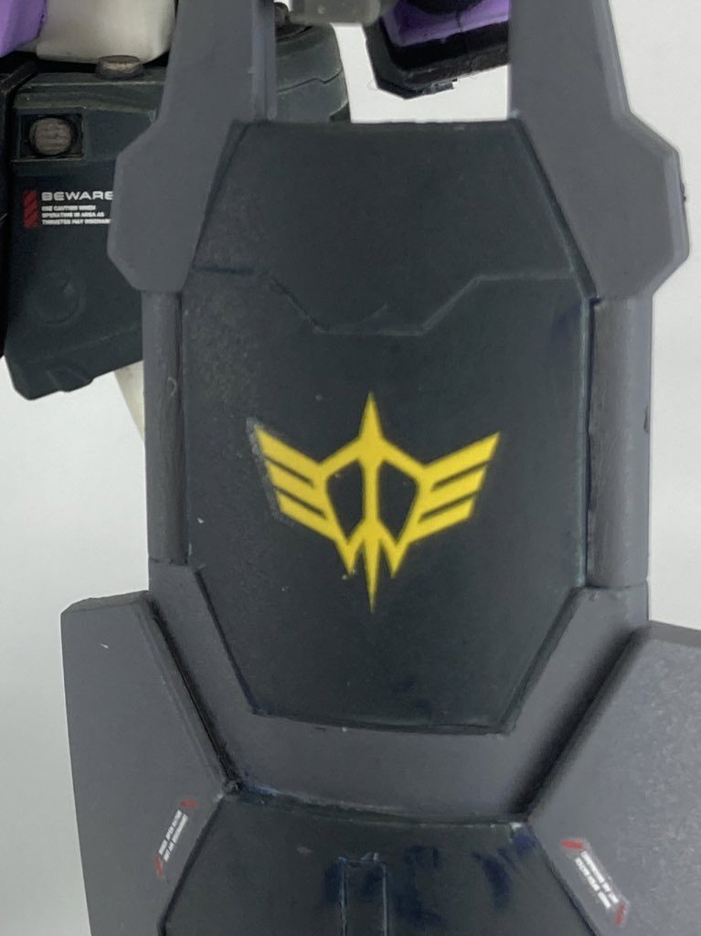 黒い三連星を作ろうと思いデカール貼るタイミングで改めて色々調べて、恥ずかしながらこのマークの意味を今回初めて知りました。高機動型ザクとドムの機体番号が違うのも知らなかったです。