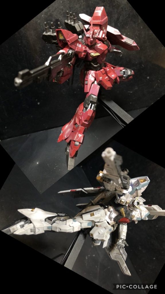 シャア「連邦は君を戦争の道具としか見ておらん。しかもその高すぎるニュータイプ能力を疎ましく思っている。」アムロ「シャア!貴様だって!ニュータイプを戦争の道具にしてるだろう!」シャア「違う、ニュータイプは人類の覚醒だ。ニュータイプは纏まらなければならん。」アムロ「個人の意見だろう。エゴだよ、それは。」シャア「ニュータイプの世界を創ろうと言うのだ。アムロ、貴様も仲間にならないか?」アムロ「ならない。」シャア「むう。」アムロ「貴様と俺では価値基準が違う。俺はどんな理由があろうと仲間にはならない。」シャア「やはり決着をつけるしかない様だ。」アムロ「そのつもりだったんだろう、シャア!」シャア「このサザビーは伊達ではない!」アムロ「それは、俺の台詞だ!」シャア「悪いが、言ったもの勝ちだ。」アムロ「ええい!」シャア「行け!ファンネル!」アムロ「やらせるか!」シャア「板だと!?ならば!」アムロ「!」シャア「また板か!」アムロ「この板...動くぞ。」シャア「板ごときに!」アムロ「見える!」シャア「どういう事だ!?板が邪魔で全く攻撃が届かん!」アムロ「μガンダムは伊達じゃない!」