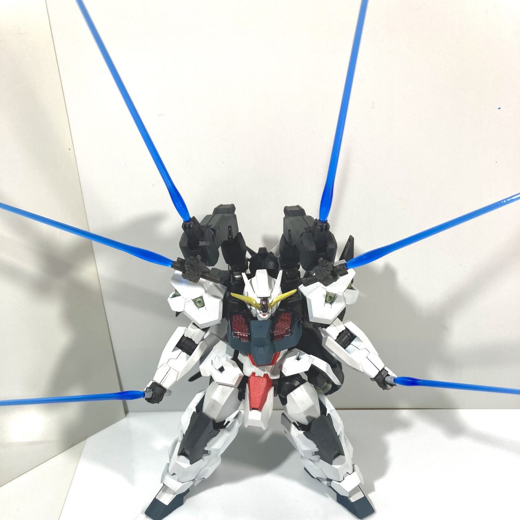 【ビームサーベル六刀流】ソーンの腕部固定式ビームサーベルと通常のビームサーベルを用いています。全方位から包囲してくるガンビットを切り払うこともできるはず。