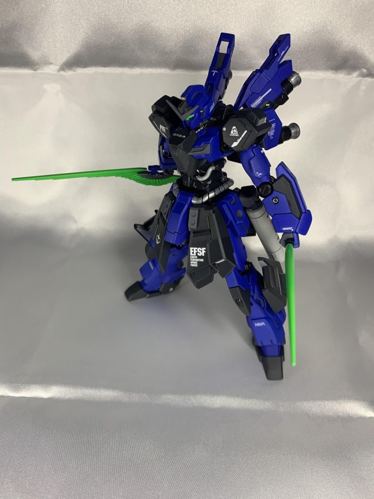 バックパックをバルギルの物をベースにしてるので、バックパックにビーム・トマホークがマウントされています。右手に持っているものがソレです。