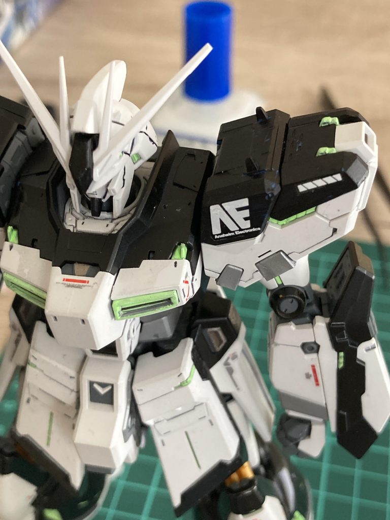 RG の特徴的な縁取りっぽいデカールもできるだけ少な目にしてAEのデカールやジャンクデカールなどで情報量を調整。