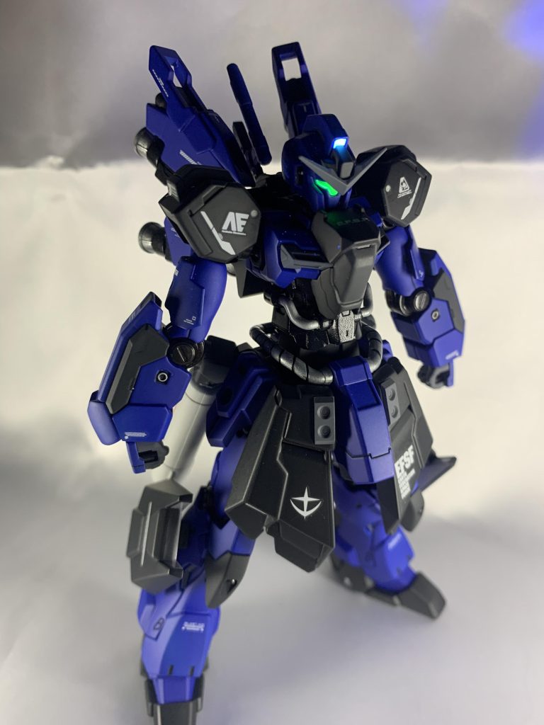 そしてそして〜、自分もやってみました！　初ビコーン！！蛍光塗料めちゃめちゃ光ってカックイーですっ❗️写真じゃ分かりづらいですが、現物めっちゃ光ってます‼️先述した通りサザビーの兄弟機みたいなものをイメージしましたので、バックパックやプロペラントタンクの雰囲気が、それに似てるかな〜？と少しでも思ってもらえたら良いなーと思いつつ、連邦色も強目に出しました。連邦の蒼きサザビー....  みたいな(超強引)。名前はエルメス(HERMES)→サザビー(SAZABY)→...と来てのブランド繋がりで、ディオール(DIOR)としました。