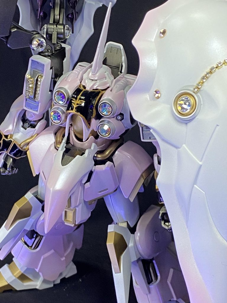 胸及び胸部分のジオンマークはシールは使わず、全て筆塗りで金色に塗りを行っています。