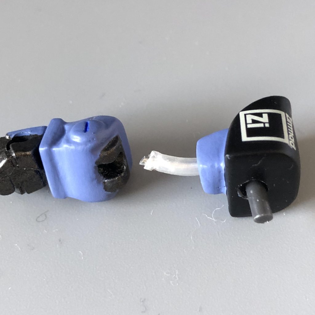 今回、肘関節に初めて針金を仕込みました。これによって、腕が長すぎ!膝関節のパーツの破損!が避けられます。