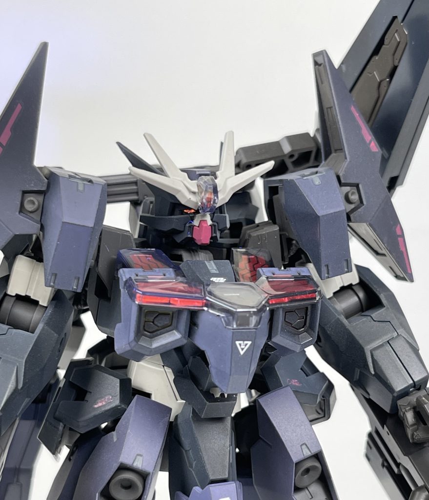 頭だけは二つのパーツを合わせたらデカくなりすぎるし、そもそもうまい合わせ方が思いつかないので思い切って別の機体から持ってくることに。柳瀬MS同士を合わせるべきだろうなと思ってはいて、セラヴィー頭を合わせるつもりでしたがシェヘラザードのほうが悪そうな顔と悪魔のようなとんがり耳で良くないか、ということで採用しました。アンテナをシェルユニットがついたルブリスのものにすることで水星世界らしくするとともに突起の総数を増やして悪そうにしています。