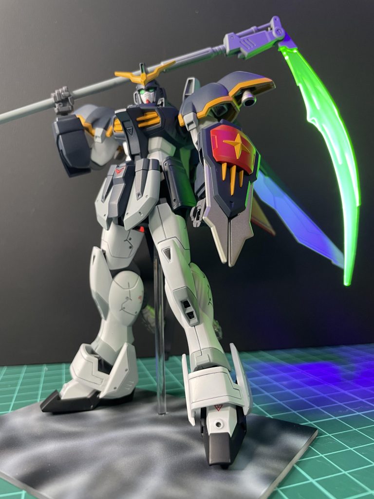 ウィングの機動力と高火力遠距離攻撃能力を得たデスサイズベースはプラ板を切り出して機体と同じ4色でてきとーに塗装しました。