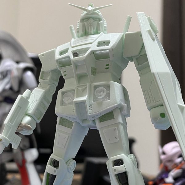 HOW TO BUILD ガンダム2のフルハッチオープンを1/144スケールで再現。40年前の作例を追体験するのが楽しい♪内蔵メカ部分はMGなどのジャンクパーツをおゆまる君でUVレジン複製して切り貼りしています。拳の穴やなで肩などは当時の雰囲気重視で残して行きたいと思います。あとはハッチ部分の作り込みになります(^^)（1枚目）