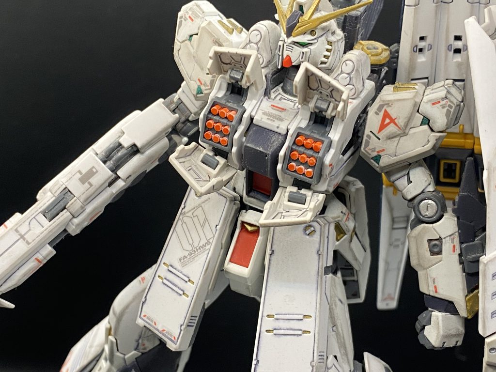 部分塗装に関しては胸部のミサイルランチャーを塗り分けて細かいところにゴールドを入れました。内部シルバーにしてしまうと機体が白を基調としたものなので隠れてしまうと思ったのでシルバーはそこまで使ってないです。