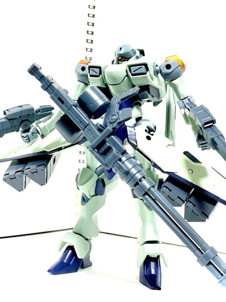 ◆ザウォート・フェザーMS形態。離陸する際も、このまま全推力で急上昇してから航空形態に変形して出撃する。なお、大腿部の主翼のせいで、歩く、陸戦はできるが、立膝がつけない。基本的に接近戦はしない事とされている。