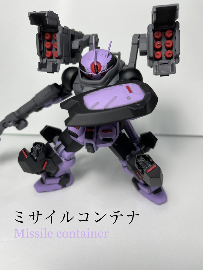 バックパックにはミサイルコンテナが設置されています。コトブキヤ M.S.G ウェポンユニット　ミサイル　を使用してます。一つのコンテナに6発で計12発しか打てませんが、強力な一撃を放つことができるという設定です