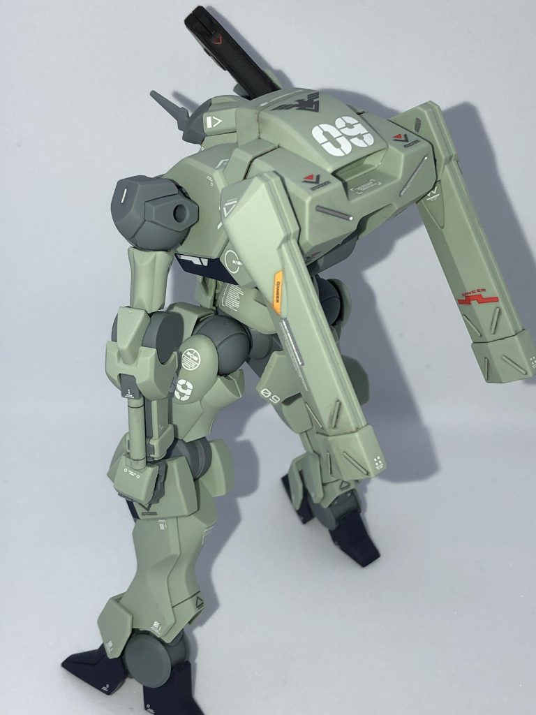 バックショット。実は背中のバーニア付け忘れてました。バックパックが大きくて特徴的なので下半身をキャタピラに改造しても面白そう。