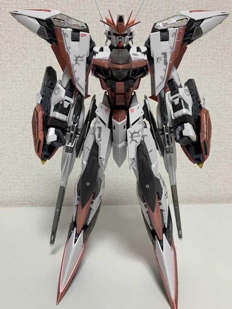 真正面の写真が一番難しい(^^)久しぶりにガンダムマーカーエアブラシ使って塗ってみましたがやはり難しい(T^T)裏側が塗りきれてませんが…まあ満足です♪