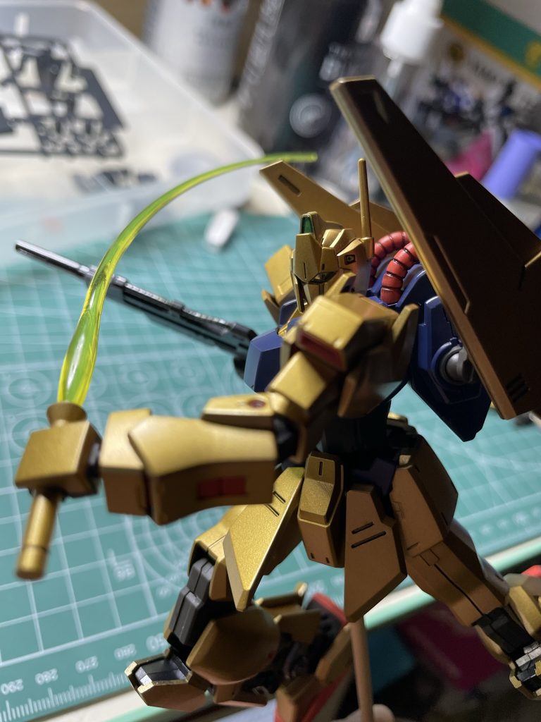 頭部をくっきり、手前、奥をぼかしてビームサーベルを少し曲げて表情付けてるところがポイントです!今にも動き出しそうな感じですよね(o^^o)