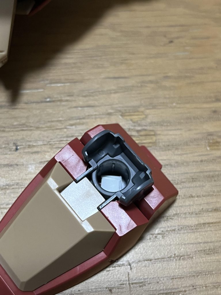 ここにプラ板を適当に詰めました笑