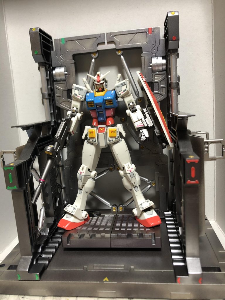 幅を狭めた状態。ビヨグロのRX78でもライフル、シールド装備だと少し狭いです。