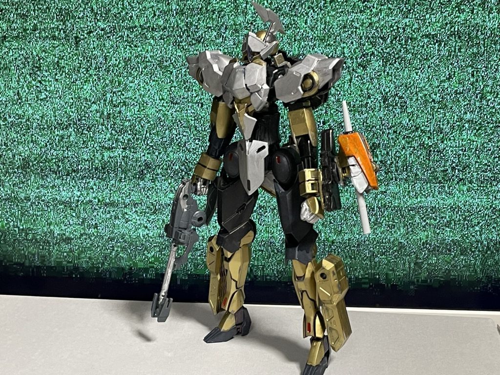 前面。胸部が別物に変更され、ミカエリスの本来の特徴であるビームブレイサーが廃されて通常のマニピュレーターとなっている。また、両腕は若干延長されている。