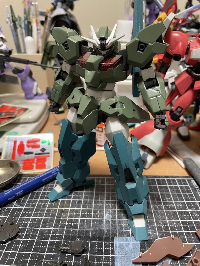 成形色との比較で足だけ塗ってません。