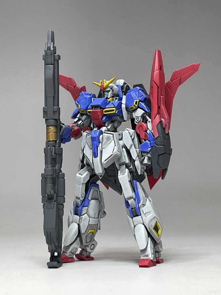 ある程度、目立つ合わせ目を消して、白と武器のグレー、シールドとフライングアーマーの赤以外は筆塗りで仕上げました。