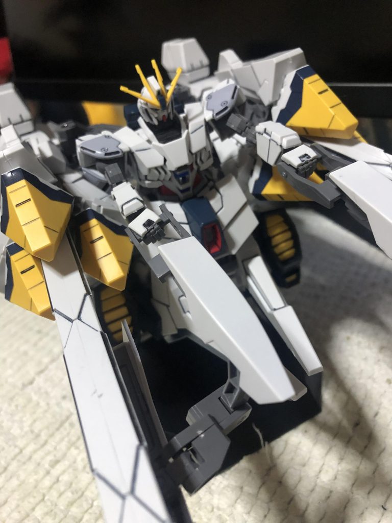 他のHGキットや30MSのキット何かを乗せて遊んでみようか?という衝動にも駆られてます(笑)