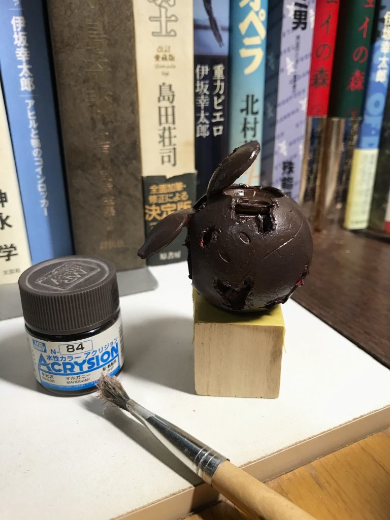 　最強の下地アクリジョンのマホガニーを筆で塗りました。