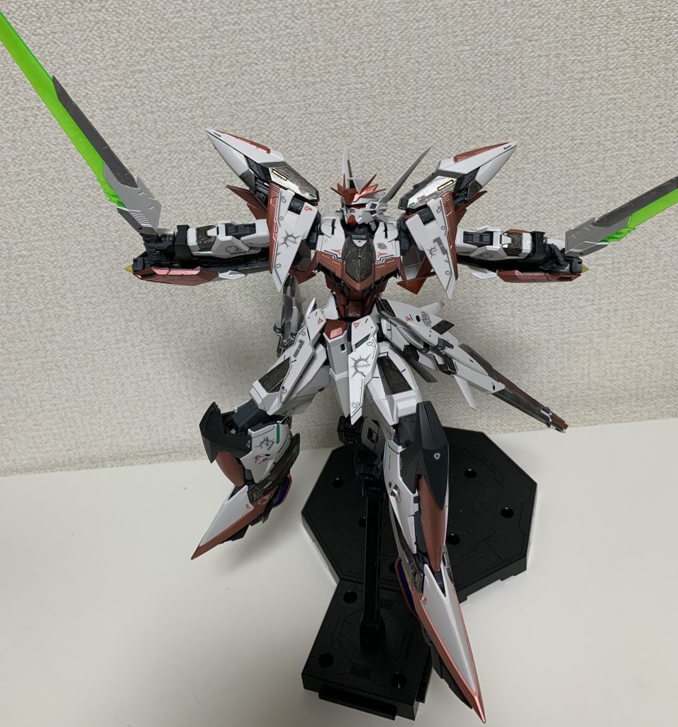 モールドは追加してませんが、適当にゴールドとメタグリーン塗ってます。付属のシールがいいですね♪