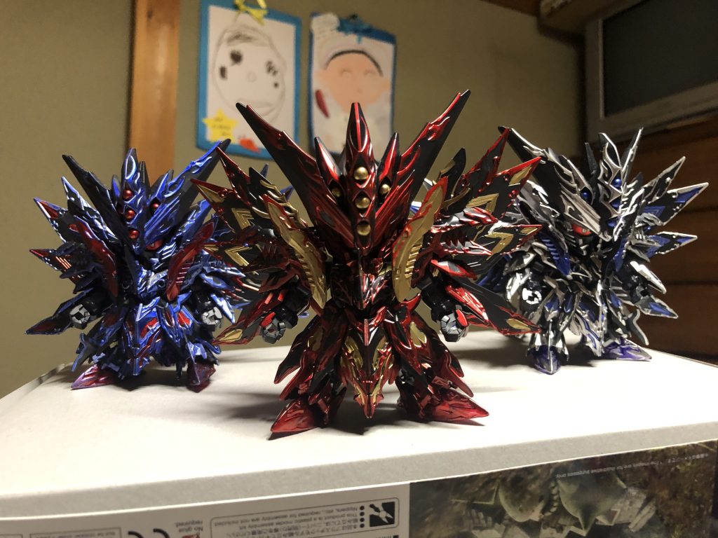 銀、紫、赤の三兄弟。