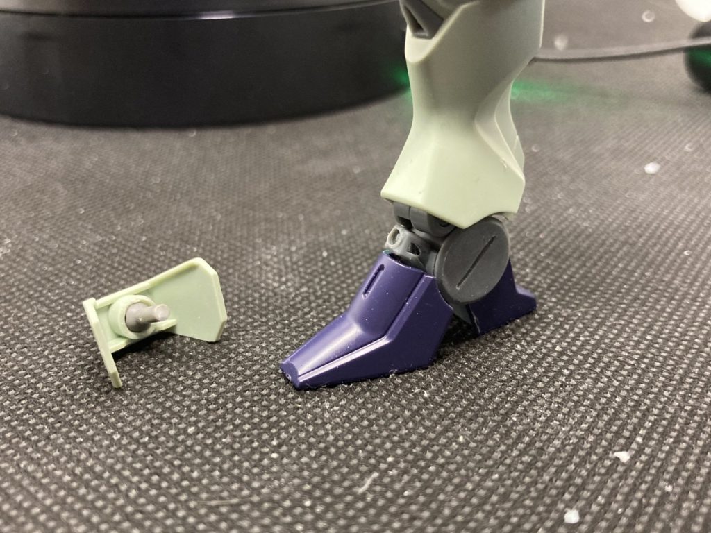 アンクルアーマーは足首を最大限曲げたときにポロリしやすかったので、軸を差し込む方式に変更して微妙に引き出せるようにしました。