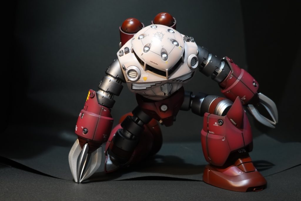 定番の登場シーン。これ以上しゃがむことが出来ませんが、なかなかの可動域です。